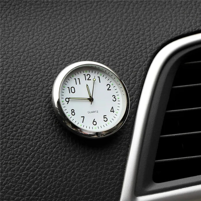 LumiTime Mini – Reloj Digital Luminiscente para Auto con Adhesivo & Diseño Compacto
