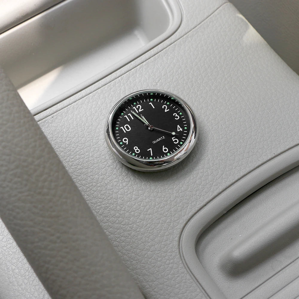 LumiTime Mini – Reloj Digital Luminiscente para Auto con Adhesivo & Diseño Compacto